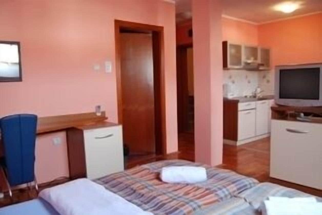 Car Royal Apartments And Rooms Novi Sad Exterior foto