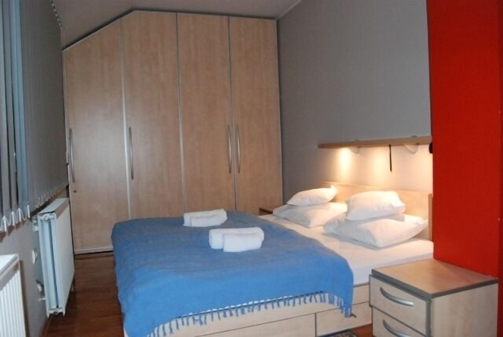 Car Royal Apartments And Rooms Novi Sad Quarto foto